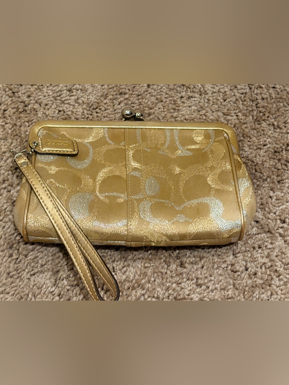 ⭐️⭐️vintage Coach gold and silver lurex signature C kiss-lock framed wristlet